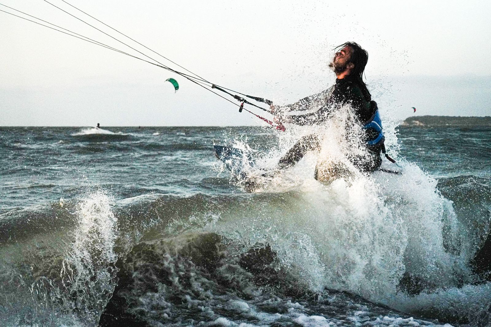 Kitesurfista en acción sobre el agua turquesa del Caribe