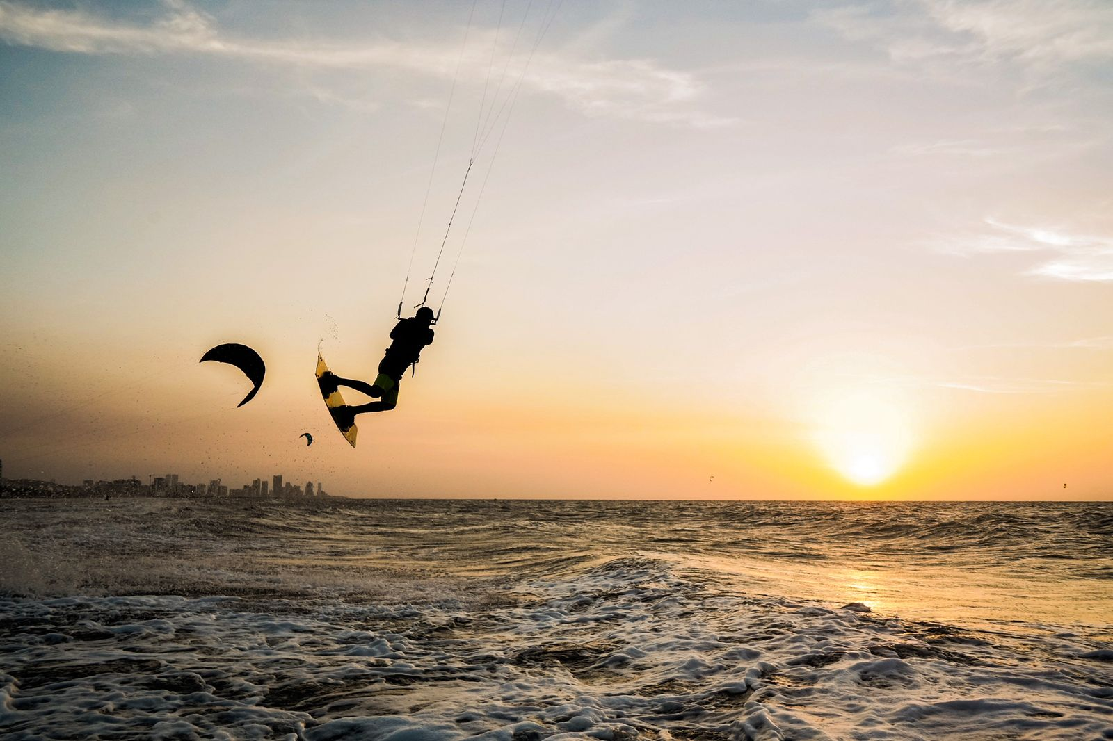 Kitesurfista navegando al atardecer frente a Cartagena